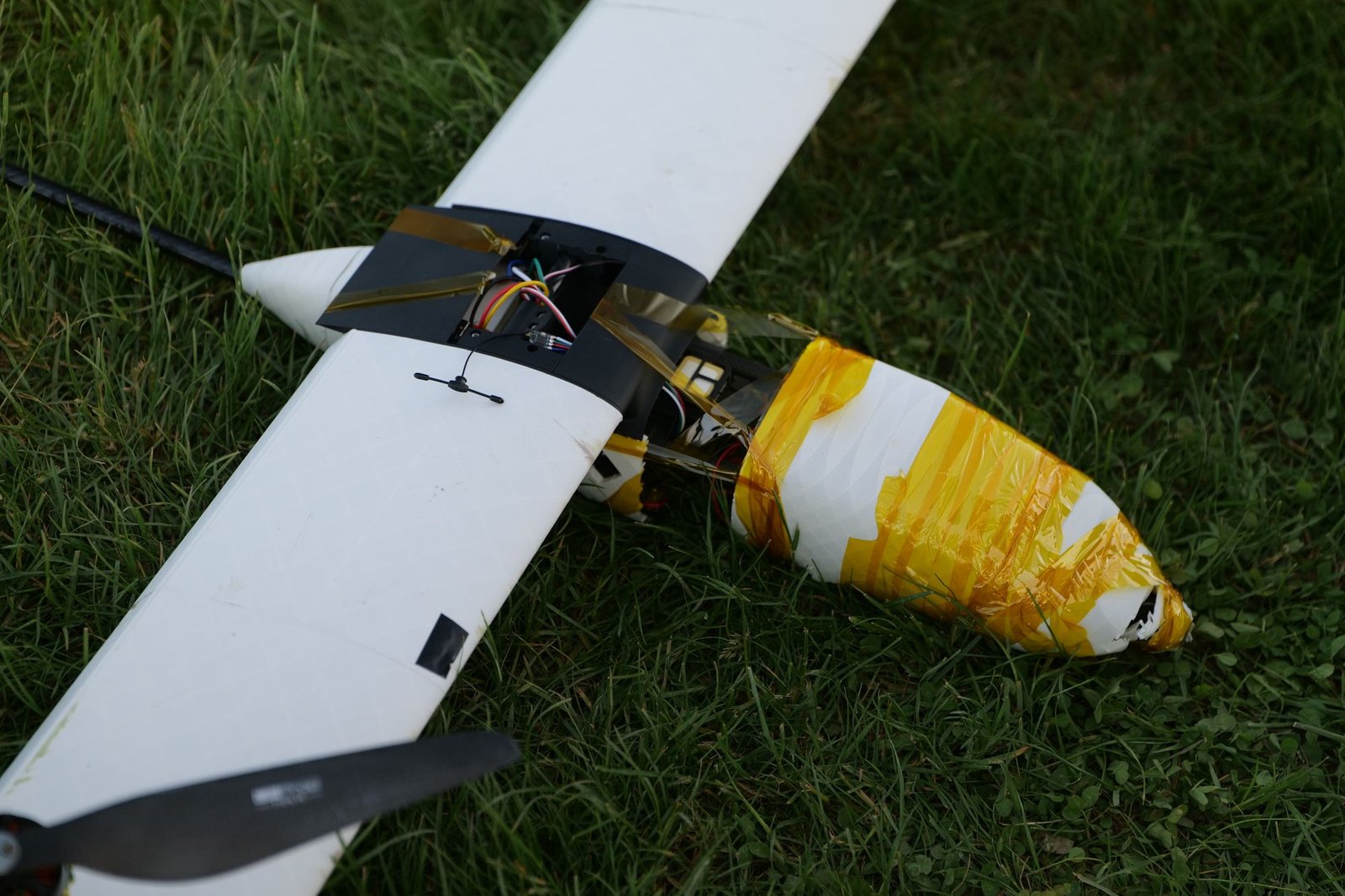 Le drone au sol après une tentative de transition, le nez abîmé