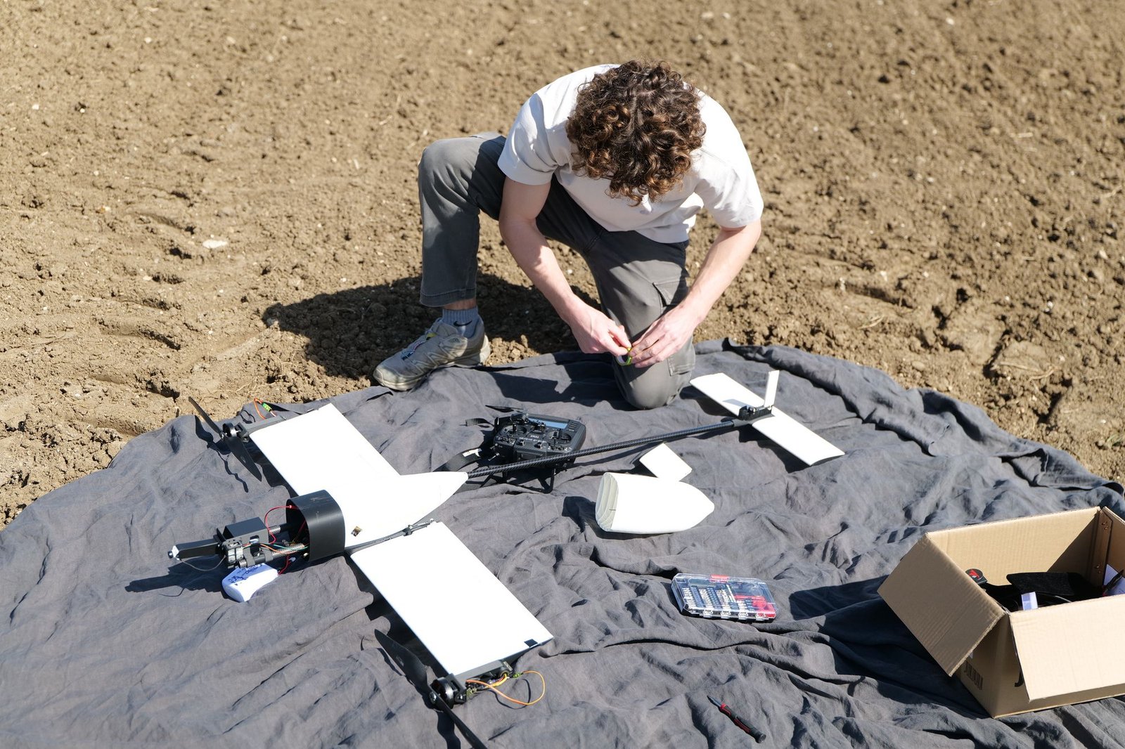Les pièces du drone étalées avant l’assemblage