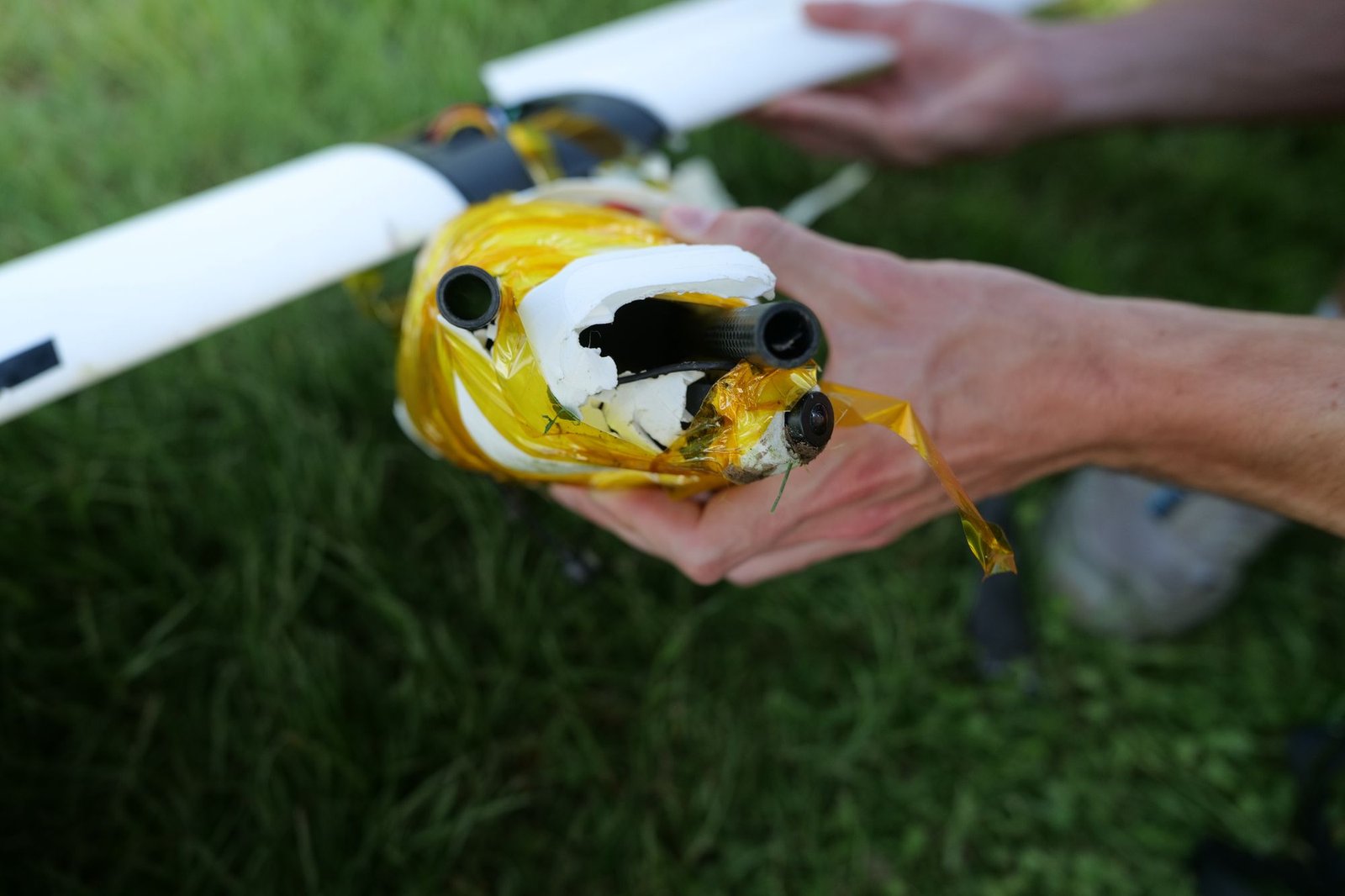 Le nez du drone cassé, tenu dans la main