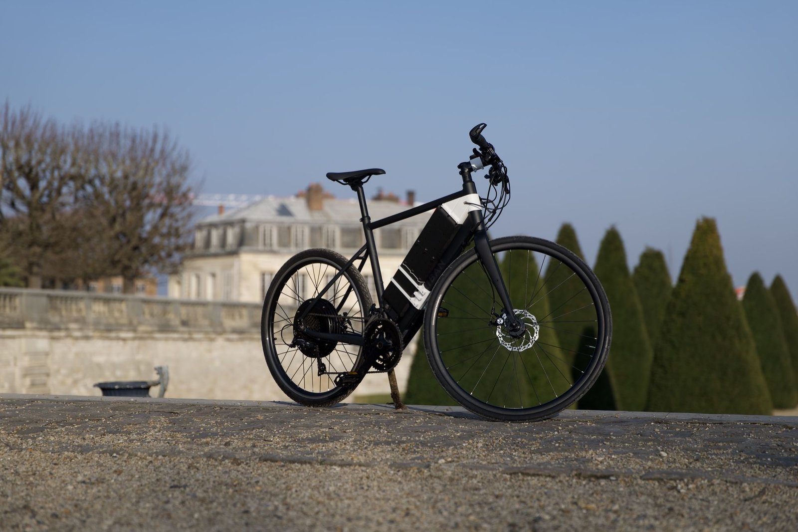 The Styx bike in front of a château, under a blue sky