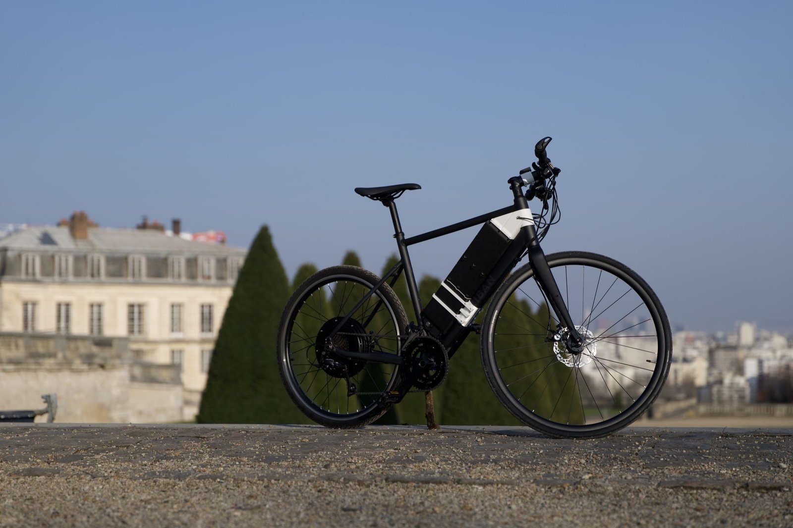 The Styx bike in front of a château