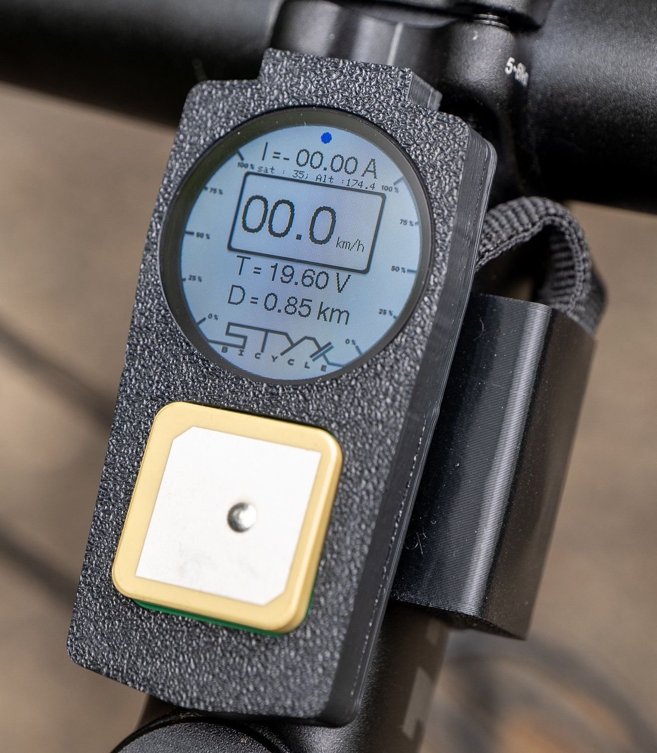 Le boîtier écran et GPS sur le guidon