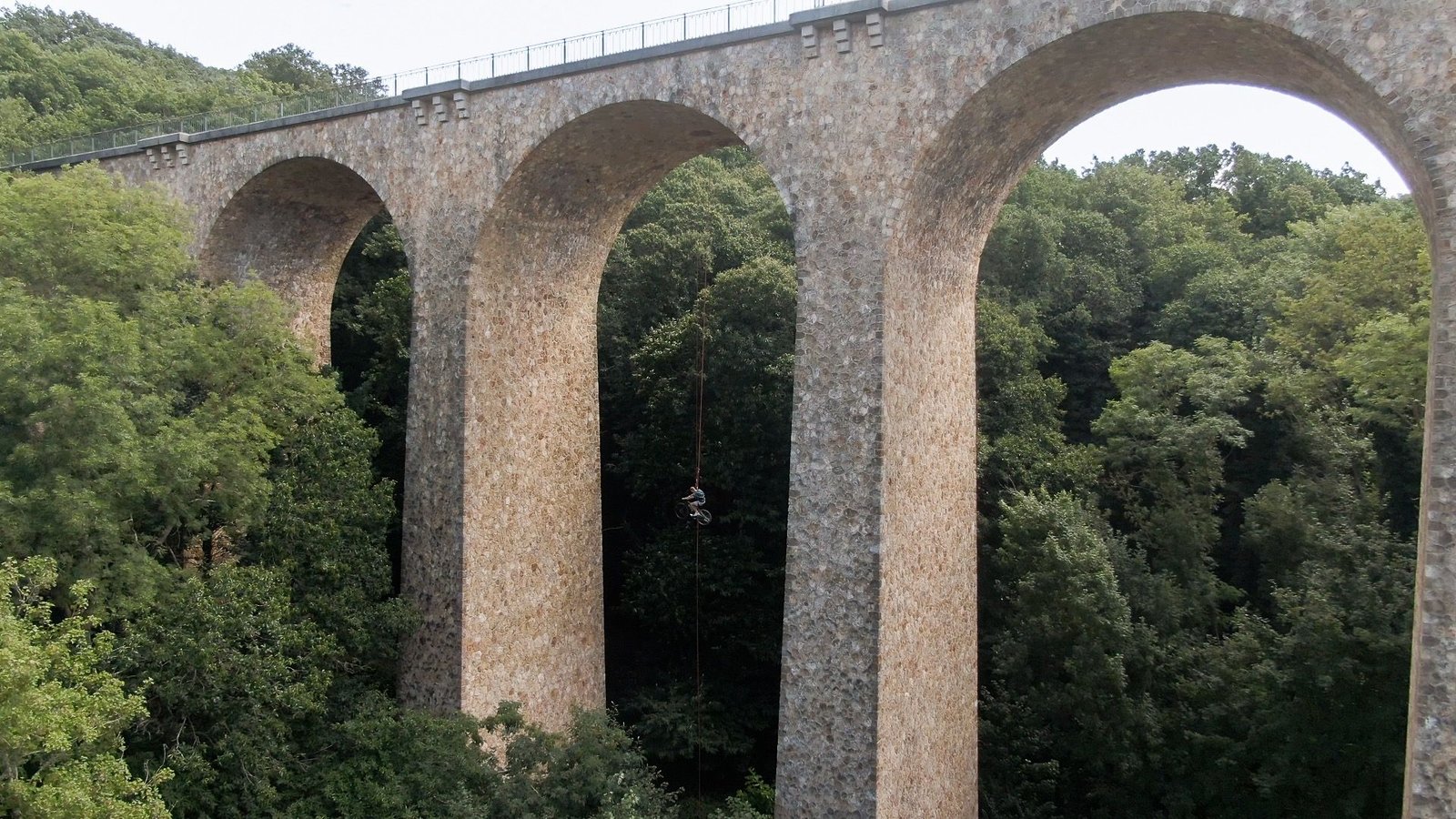 Un viaduc sur un trajet d’essai